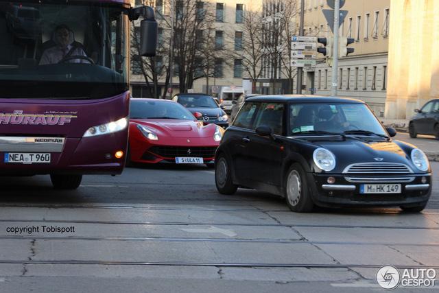 Bắt gặp Bugatti Chiron của cựu chủ tịch Volkswagen trên đường không giới hạn tốc độ - Ảnh 3.