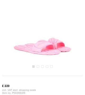 Chết cười khi hàng hiệu chẳng khác hàng chợ là bao!