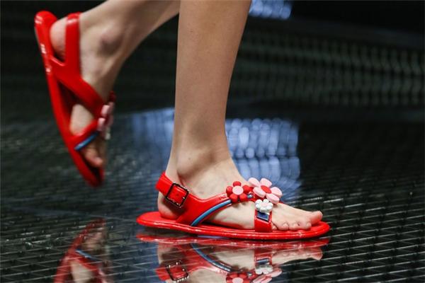 Chết cười khi hàng hiệu chẳng khác hàng chợ là bao!