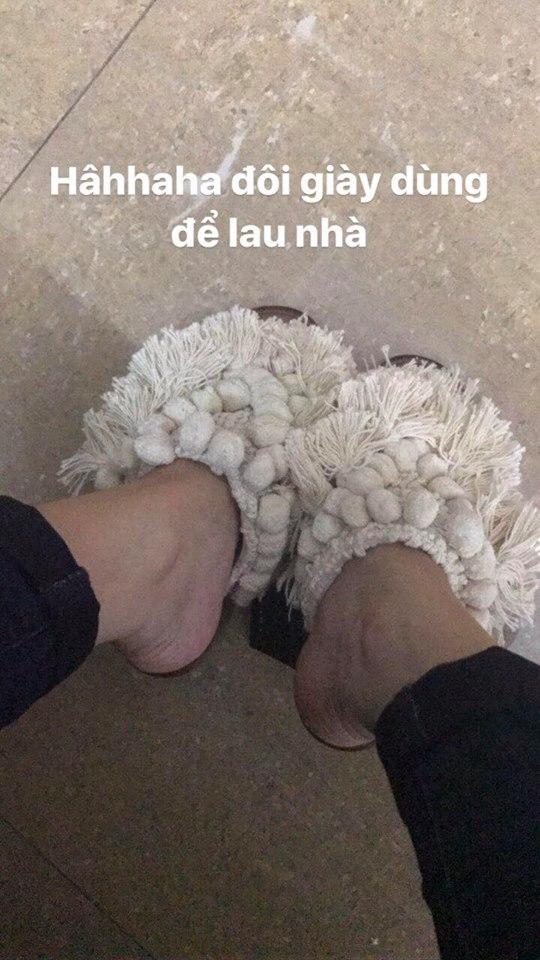 Vừa qua, Hồ Ngọc Hà cũng khiến nhiều người bất ngờ khi lăng xê đôi sandal tua rua bị nhận xét giống như chổi lau nhà. Trong khi đó, nữ ca sĩ vô cùng thích thú khi cho rằng đôi giày này mang ấm chân, giá lại rẻ.