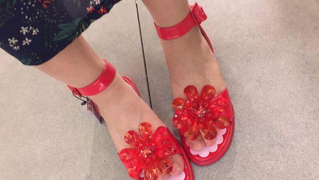 Sau dép lau nhà, Zara lại ra đôi dép nhựa hoa đỏ order về thể nào cũng khóc thét - Ảnh 7.