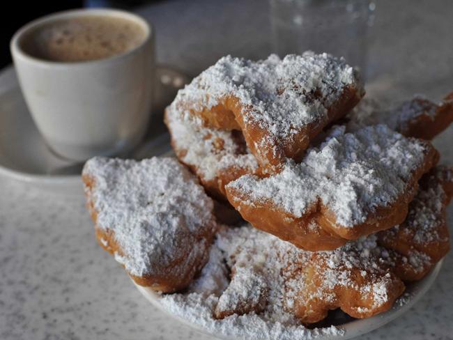 Có dịp ghé thăm New Orleans, hãy tới Cafe du Monde ăn thử vài miếng beignets nóng hổi, đó là một loại bánh ngọt chiên phủ đường bột.