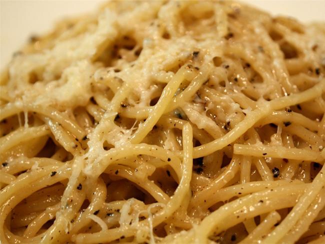 Khi ghé Rome nhất định không thể bỏ qua cacio e pepe, một loại mì ống với hạt tiêu và phô mai chảy. Bạn nên ăn thử tại Roma Sparita ở Trastevere.