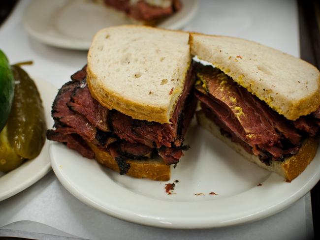 Hãy cắn một miếng pastrami  huyền thoại tại Katz's Delicatessen ở New York. Những lát thịt mềm mọng được thái mỏng kẹp vào giữa bánh mì lúa mạch cùng với mù tạt và dưa chua.