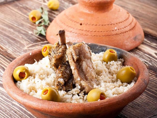 Tajine, món hầm thơm ngon của Morocco thường được nấu từ thịt cừu, nho khô, hạnh nhân với nhiều loại gia vị đậm đà, ăn kèm với hạt couscous