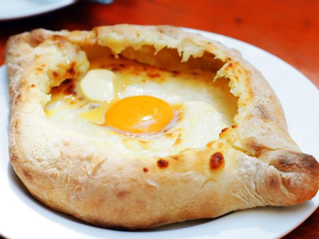 Khi đi dạo trên đường phố Georgia, hãy ăn thử khachapuri, một loại bánh mì dai và cay có nhân là phô mai hoặc trứng.