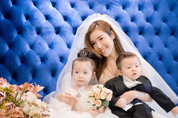 2 thiên thần Cadie và Alfie vô cùng đáng yêu khi diện áo cưới cùng mẹ Elly Trần.