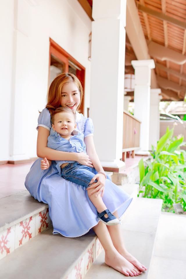 Elly và bé Alfie cực dễ thương trong set đồ màu tông màu xanh mát mẻ.