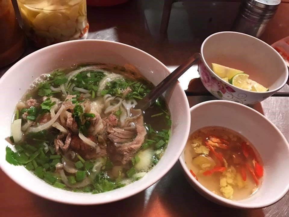 Phở: Phở là tinh hoa ẩm thực Việt, người Hà Nội có thể ăn phở sáng, trưa, tối. Một tô phở đầy đặn, vừa bưng vừa xuýt xoa gồm những lát thịt bò mỏng tái chín thơm ngon điểm mấy cọng hành hoa xanh nõn, thêm lát gừng tươi, vắt chanh tỏi ớt. Bí quyết để có một tô phở ngon là nước dùng phải ninh hầm từ xương ngọt đậm đà, ngon trong, thơm dịu hồi thảo quả và chút cay nhẹ của gừng quế. Ảnh: Nguyễn Thùy Linh.