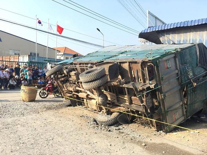 Co gai mua nuoc uong ben duong bi xe tai lat de tu vong hinh anh 1