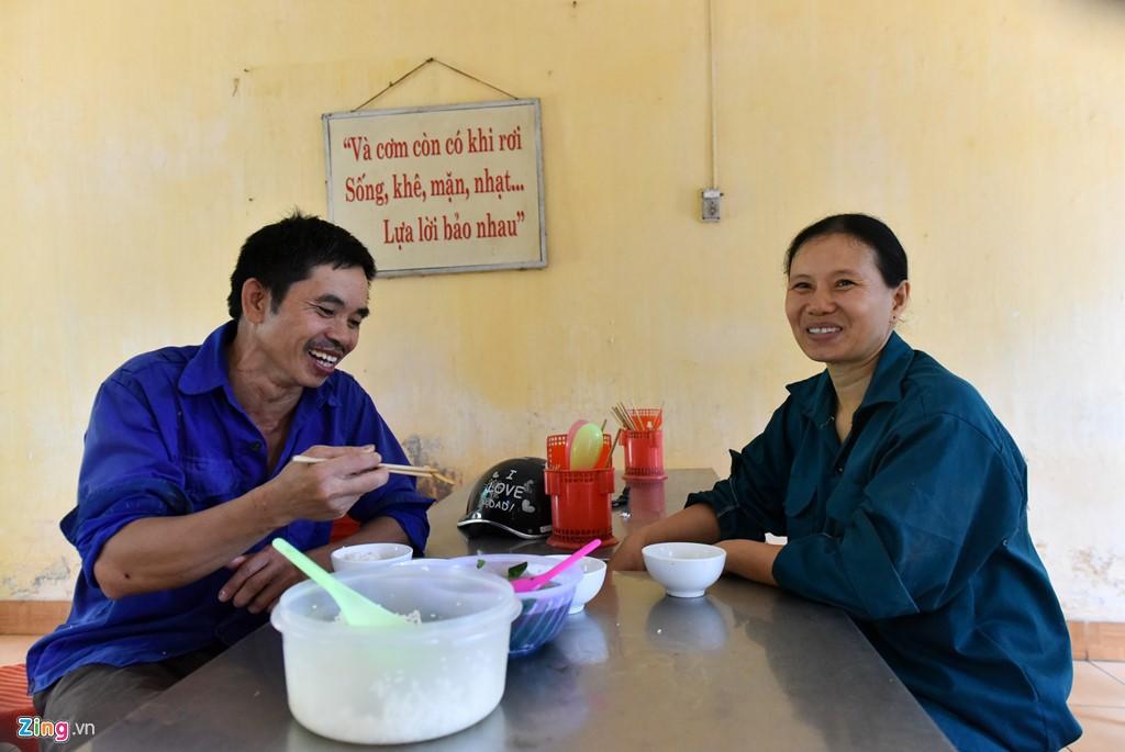 Vợ chồng chị Trương Thị Hoa - anh Vũ Thanh Cần ăn cơm trong canteen Nhà máy Dệt Nam Định trước ngày phá dỡ. 30 năm trước, họ phải lòng nhau khi cùng làm công nhân. Suốt khoảng thời gian ấy, họ luôn đồng hành trên chiếc xe đạp cà tàng, ăn những bữa cơm trưa giản dị.