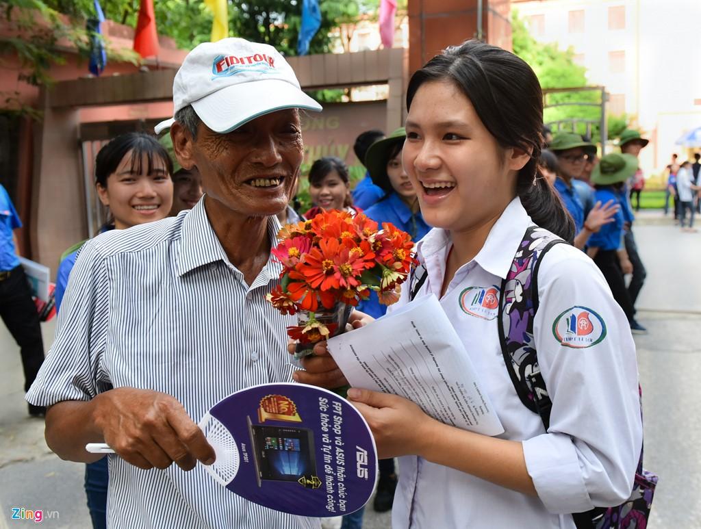 Trong lúc chờ cháu làm bài thi đánh giá năng lực môn Ngoại ngữ, ông Phạm Minh Đức (73 tuổi, ngụ tại quận Hà Đông, Hà Nội) đã nhặt những bông hoa công nhân vệ sinh môi trường bỏ đi khi cắt tỉa ở vườn Đại học Thủy Lợi. Hết giờ thi, ông liền chạy đến tặng hoa cho cháu và nhận lại nụ cười hạnh phúc.