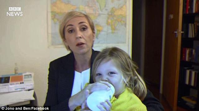 Hình ảnh bà mẹ “bá đạo” xử lý khi con chen ngang cuộc phỏng vấn trực tiếp (nguồn:Internet).