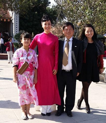 Đến nay sau 30 năm, tổ ấm của cặp nghệ sĩ ngày càng hạnh phúc vì có thêm sự hiện diện của 2 cô con gái xinh đẹp