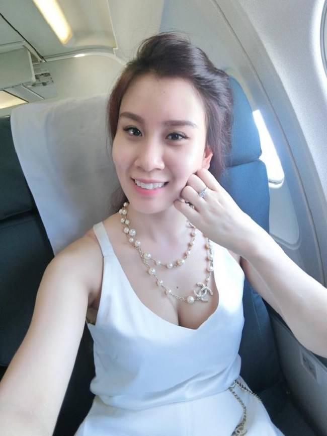 MC Thành Trung và bạn gái 9X Ngọc Hương vừa tổ chức lễ Hằng Thuận vào hôm 13/3. từ lúc công khai chuyện tình cảm, Ngọc Hương nhận được nhiều sự quan tâm của dư luận