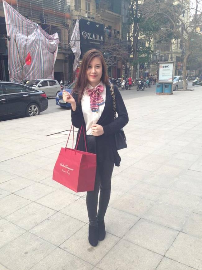 Bà xã Thành Trung gây ấn tượng bởi gu ăn mặc sang trọng, cá tính. Cô cũng chăm chỉ khoe hình thể quyến rũ, nóng bỏng bằng những trang phục gợi cảm, bó sát