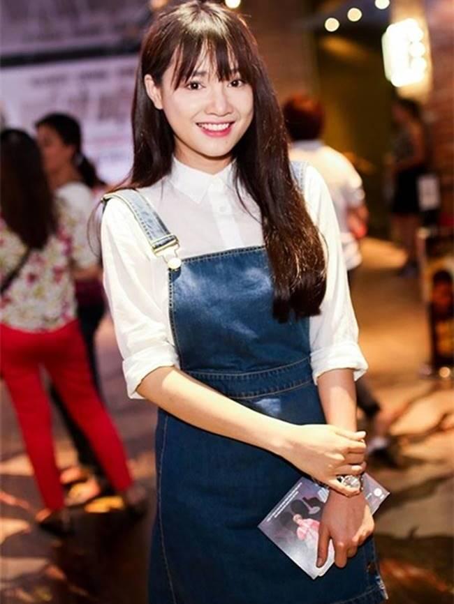 Ngày càng nổi tiếng, thời trang của Nhã Phương cũng nâng tầm đẳng cấp, cô thường xuyên xuất hiện nơi đông người với những bộ cánh sang trọng, thanh lịch.