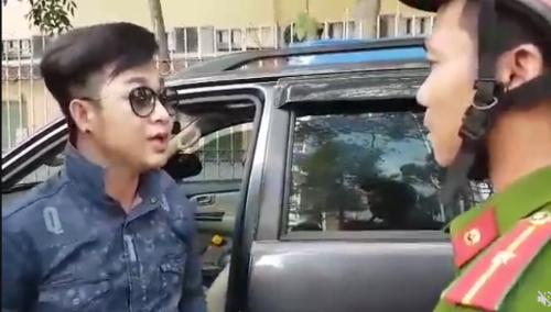 quach tuan du nhan sai khi xe o to bi niem phong do dau tren via he - 2