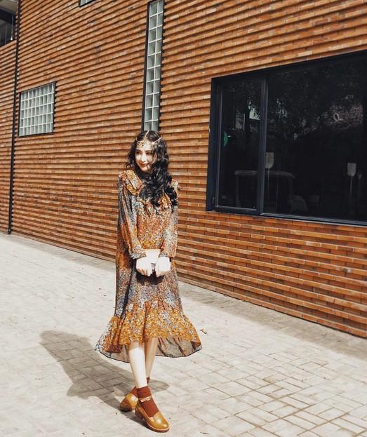 Dien thoi trang hoa la, Angela Phuong Trinh duoc khen xinh dep hinh anh 3