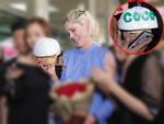 Biểu cảm đáng yêu của 'Nữ hoàng tạo dáng' Coco Rocha khi nhận quà độc từ fan Việt