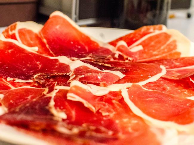 Hãy tự thưởng cho bản thân một đĩa jamón ibérico khi tới Tây Ban Nha. Loại thịt đùi lợn muối này có thể ăn vã hay kẹp vào bánh mì nướng đều rất ngon.