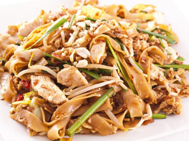 Ghé Thái Lan, hãy nếm thử pad thai, mì xào ăn kèm với trứng, giá đỗ, đậu phộng, thịt gà và tôm. Nơi nổi tiếng nhất với món ăn này là Thip Sumai tại Bangkok.