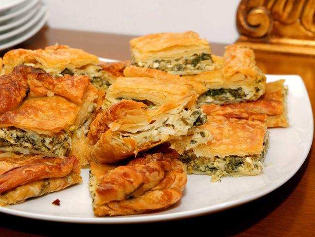 Bạn có thể tìm thấy spanakopita ở bất kỳ đâu tại Hy Lạp, với lớp vỏ mỏng và giòn, nhồi nhân là phô mai feta và rau chân vịt.