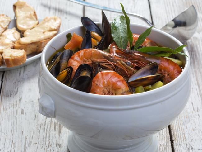 Nếu ghé Marseille, thành phố cảng nước Pháp, hãy thưởng thức bouillabaisse, món hải sản hầm làm từ nhiều loại cá khác nhau và được nêm với nghệ tây.