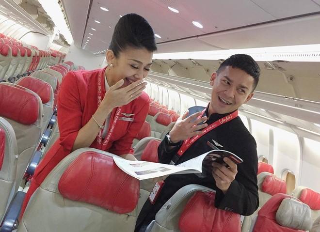 Nam tiep vien hat nhep, nhay tren may bay gay tranh cai hinh anh 3