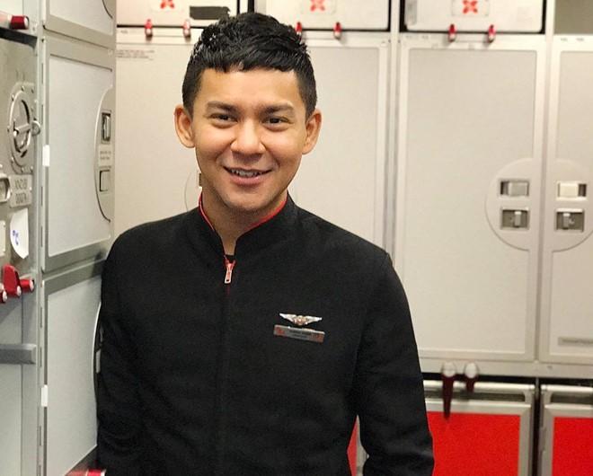 Nam tiep vien hat nhep, nhay tren may bay gay tranh cai hinh anh 2