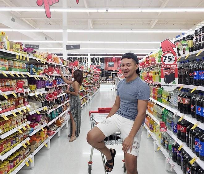 Nam tiep vien hat nhep, nhay tren may bay gay tranh cai hinh anh 6