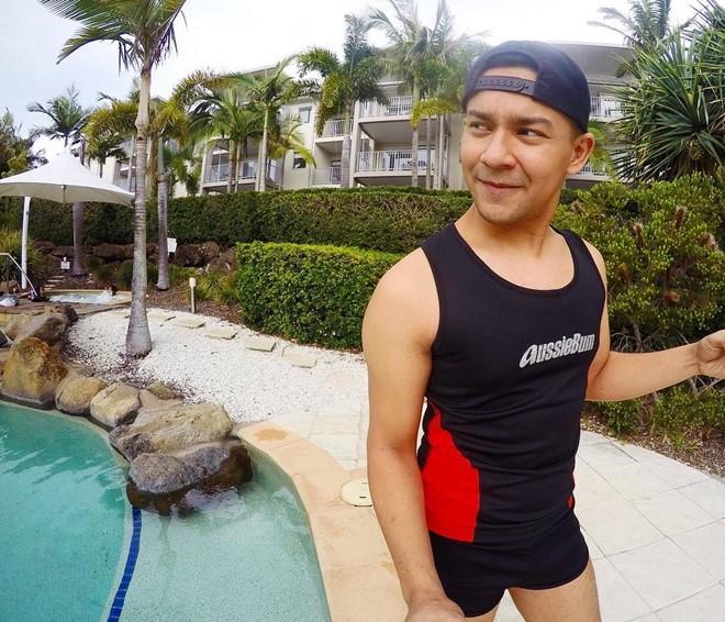 Nam tiep vien hat nhep, nhay tren may bay gay tranh cai hinh anh 5