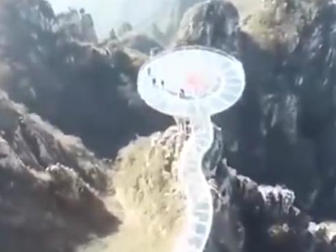 Video cầu đáy kính trên đỉnh Lang Nha