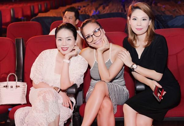 Le Quyen, Ngoc Trinh va ‘that dai my nhan’ dang moc cai gi tren nguoi? hinh anh 2