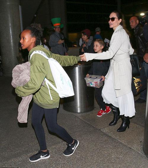 brad-pitt-co-don-khi-jolie-va-cac-con-rong-ran-khap-chon-6