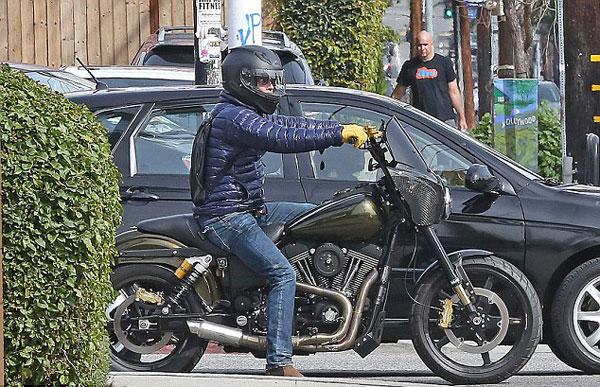 brad-pitt-co-don-khi-jolie-va-cac-con-rong-ran-khap-chon-1