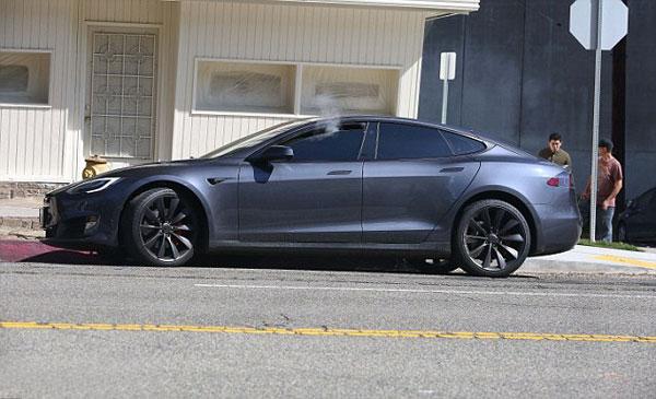 brad-pitt-co-don-khi-jolie-va-cac-con-rong-ran-khap-chon-2