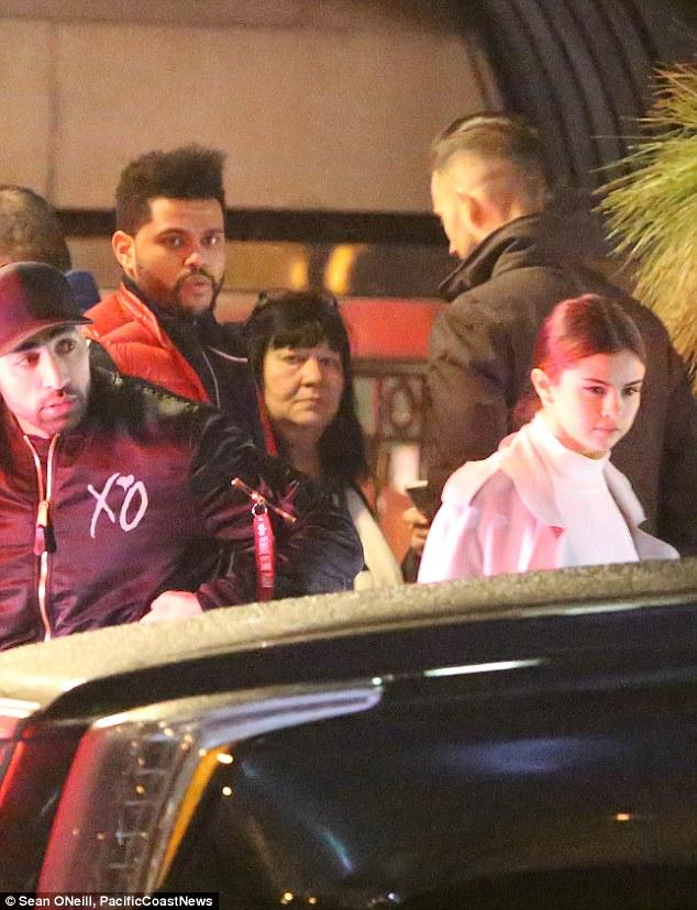 Selena Gomez xinh đẹp lộng lẫy đi hẹn hò đêm khuya với The Weeknd - Ảnh 2.