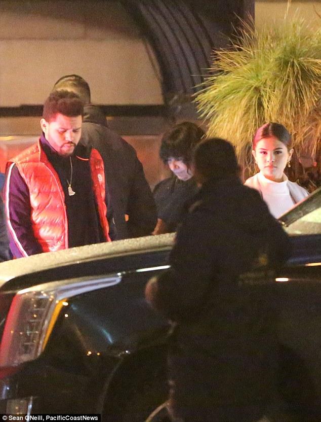 Selena Gomez xinh đẹp lộng lẫy đi hẹn hò đêm khuya với The Weeknd - Ảnh 1.