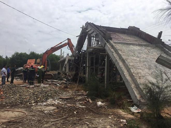 Sap gian giao, 4 cong nhan bi vui trong dong do nat hinh anh 1