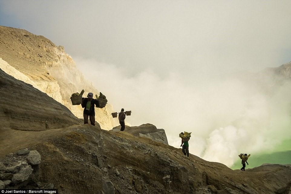 Cong viec 'ban minh cho than chet' cua tho lay luu huynh hinh anh 6