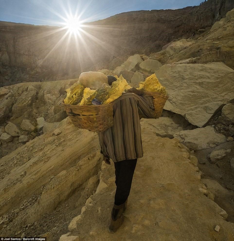 Cong viec 'ban minh cho than chet' cua tho lay luu huynh hinh anh 7