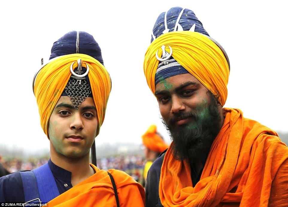 Turban là niềm tự hào không chỉ của người Sikh mà còn của tất cả đàn ông Ấn Độ. Mỗi vùng lại có kiểu quấn turban khác nhau. Ảnh: Zuma/Rex/Shutterstock.