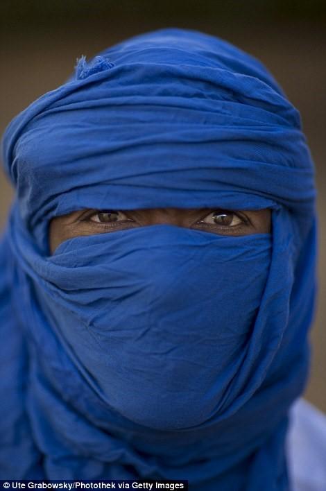 Một người đàn ông ở Niamey, Niger với chiếc mũ trùm đầu che kín khuôn mặt. Ảnh: Ute Grabowsky/Photothek via Getty Images.