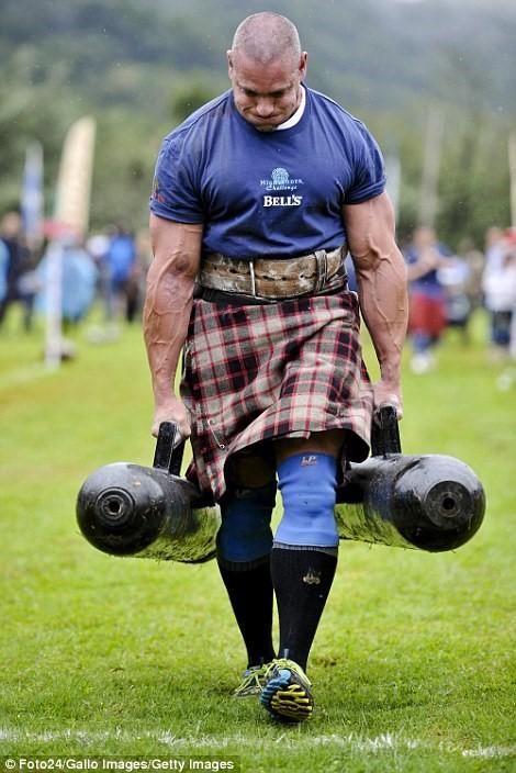 Lực sĩ Rory Scheepers mặc chiếc váy Kilt, trang phục truyền thống của đàn ông Scotland trong một cuộc thi ở Natal Midlands gần Pietermaritzburg, Nam Phi. Váy Kilt dài đến gối, có xếp li ở phần thân sau và thường được làm bằng vải len có hoa văn kẻ ô vuông. Ảnh: Foto24/Gallo/Getty.