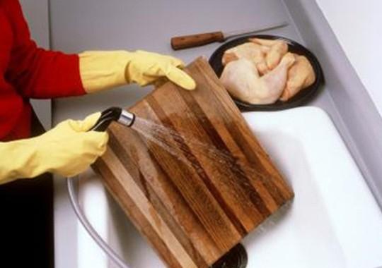 Sát muối hoặc giấm vào mặt thớt sẽ hạn chế ẩm mốc khi trời nồm. Ảnh minh họa