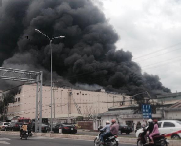 Can Tho huy dong toan bo luc luong chua chay tai cong ty may hinh anh 5