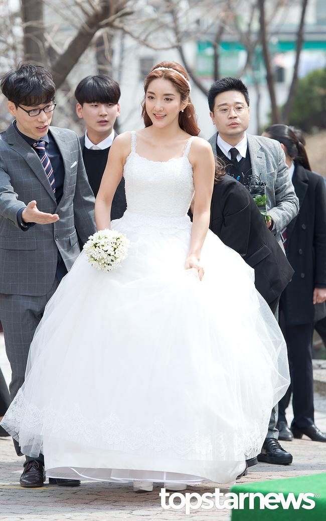 Hôn lễ đẹp nhất xứ Hàn: S.E.S tái hợp, chủ tịch SM Lee Soo Man cùng dàn sao khủng xuất hiện - Ảnh 2.