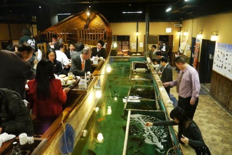 4. Tự câu bữa tối tại Zauo, Tokyo: Tại nhà hàng này, bàn ăn được xếp ngay sát bể cá khổng lồ, và thực khách sẽ được trang bị cần câu và mồi để tự câu bữa tối của mình. Tuy nhiên, việc câu cá không hề dễ như tưởng tượng, nhiều thực khách đã phải chờ tới nửa tiếng chỉ để một con cá bé nhất cắn câu, nhưng nhiều khách hàng vẫn rất thích thú với hình thức phục vụ này.