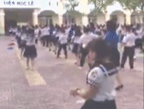 Học sinh tiểu học nhảy flashmod trên nền nhạc 'cha cha cha' siêu đáng yêu